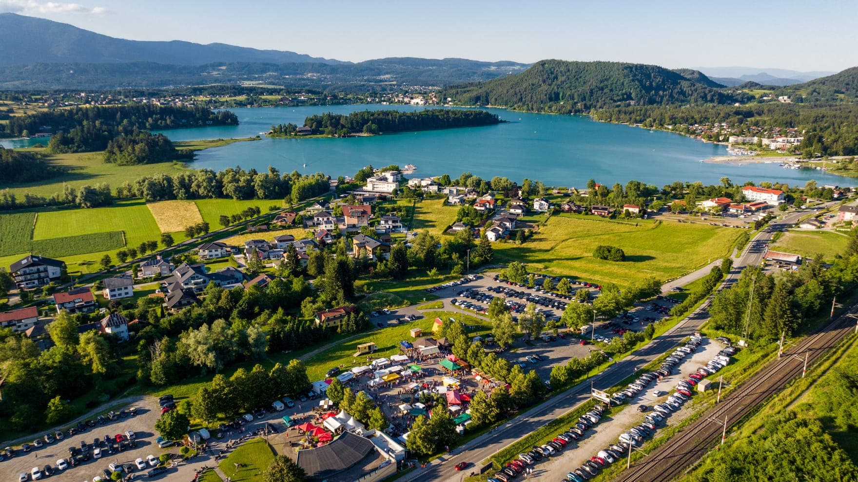 Luftaufnahme vom Faaker See mit Start- und Zielgelände